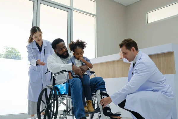 Les Médecins Examinent Patient Noir Qui Accident Avec Une Jambe — Photo