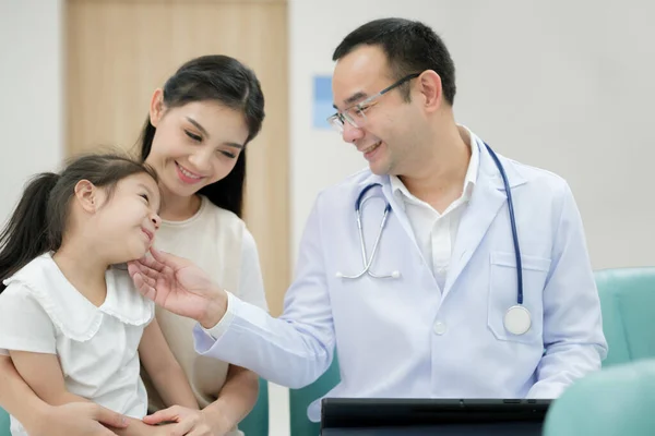 Médico Tomó Mano Joven Paciente Madre Sonrió Animó — Foto de Stock