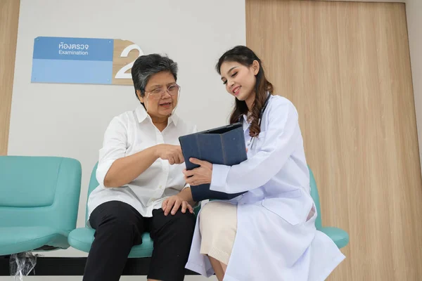 Doctor Examination Giving Hope Elderly Patient Nursing Hospital — Stock fotografie