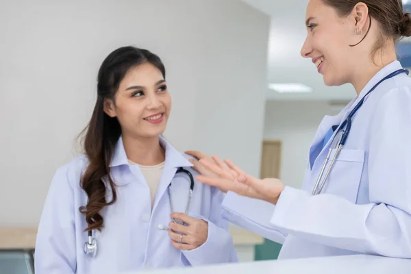 Två Kvinnliga Läkare Talar Sjukhuset — Stockfoto