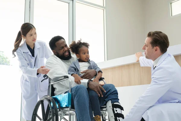 Ärzte Untersuchen Einen Schwarzen Patienten Der Mit Frau Und Kind — Stockfoto