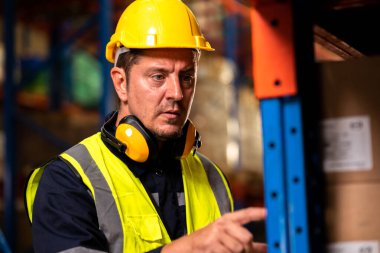 Depo fabrikasında çalışan bir grup endüstriyel işçi..