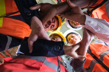 Depo fabrikasında çalışan bir grup endüstriyel işçi..