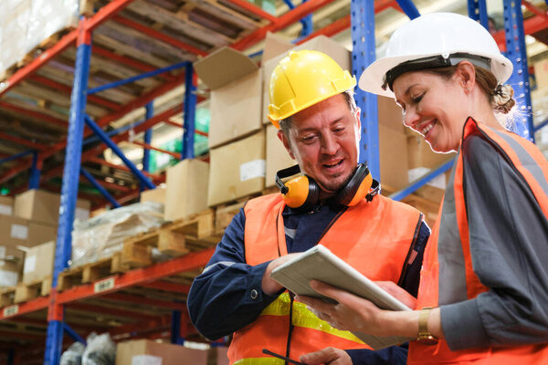 Группа промышленных рабочих, работающих на складском заводе.