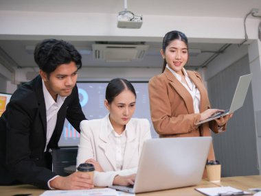 İş adamları toplantı odasında çalışma ve ofiste çalışma konularını tartışıyor ve beyinlerini yıkıyorlar..