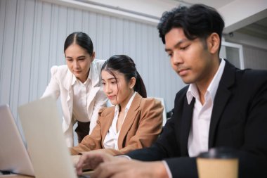 İş adamları toplantı odasında çalışma ve ofiste çalışma konularını tartışıyor ve beyinlerini yıkıyorlar..