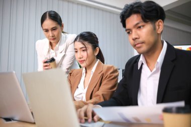 İş adamları toplantı odasında çalışma ve ofiste çalışma konularını tartışıyor ve beyinlerini yıkıyorlar..