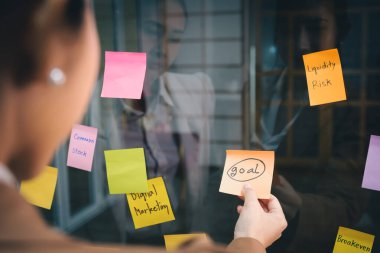 İş adamları toplantı odasında çalışma ve ofiste çalışma konularını tartışıyor ve beyinlerini yıkıyorlar..