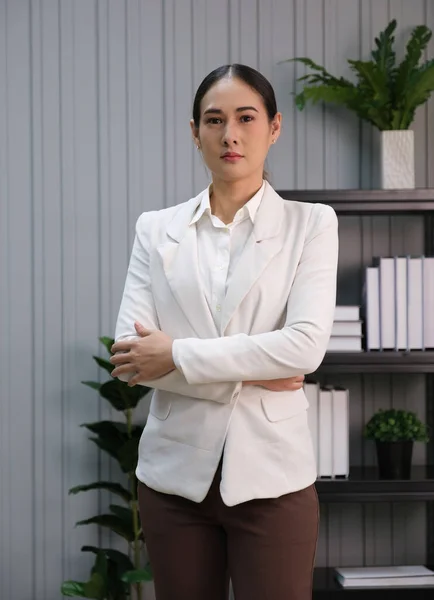 Biznes Azji Kobieta Stoi Biurze — Zdjęcie stockowe