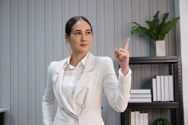 Unternehmen Asiatisch Frau Standing Die Büro — Stockfoto