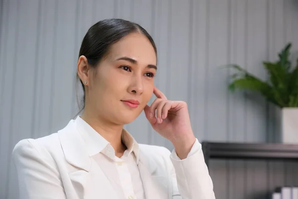 Unternehmen Asiatisch Frau Standing Die Büro — Stockfoto