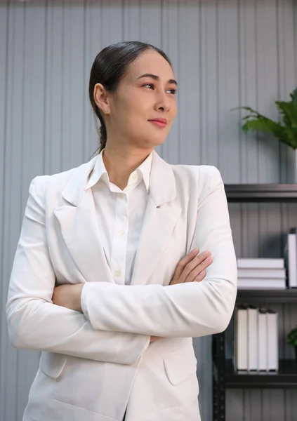 Biznes Azji Kobieta Stoi Biurze — Zdjęcie stockowe
