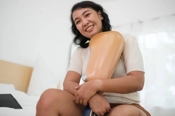 Mutlu Asyalı Aile Evde Vakit Geçiriyor Protez Bacağı Kocası Olan — Stok fotoğraf