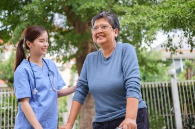 Doktor muayenesi ve evde yaşlı bir hastaya umut vermek..