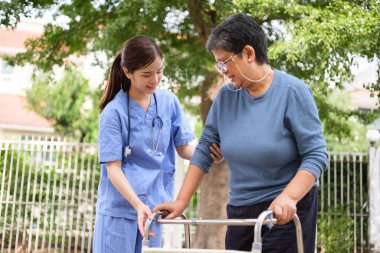 Doktor muayenesi ve evde yaşlı bir hastaya umut vermek..