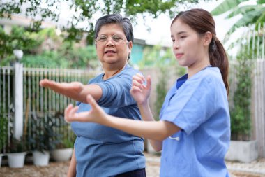 Doktor muayenesi ve evde yaşlı bir hastaya umut vermek..