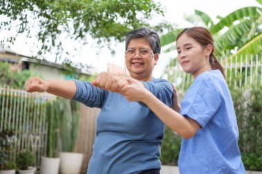 Doktor muayenesi ve evde yaşlı bir hastaya umut vermek..