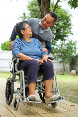 Doktor muayenesi ve evde yaşlı bir hastaya umut vermek..