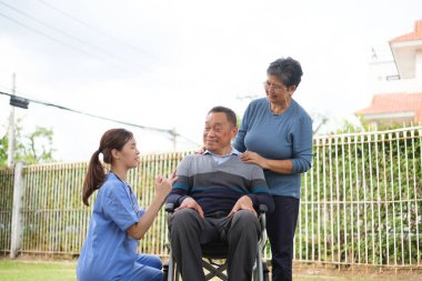 Doktor muayenesi ve evde yaşlı bir hastaya umut vermek..