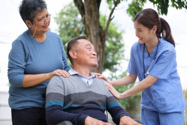 Doktor muayenesi ve evde yaşlı bir hastaya umut vermek..