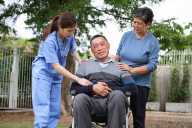 Doktor muayenesi ve evde yaşlı bir hastaya umut vermek..