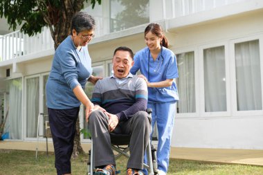 Doktor muayenesi ve evde yaşlı bir hastaya umut vermek..