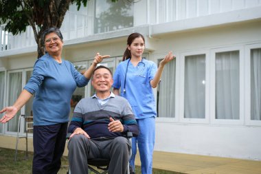 Doktor muayenesi ve evde yaşlı bir hastaya umut vermek..