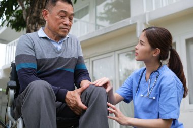 Doktor muayenesi ve evde yaşlı bir hastaya umut vermek..