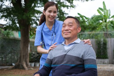 Doktor muayenesi ve evde yaşlı bir hastaya umut vermek..