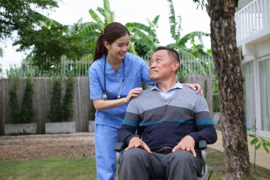 Doktor muayenesi ve evde yaşlı bir hastaya umut vermek..