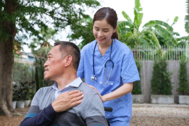 Doktor muayenesi ve evde yaşlı bir hastaya umut vermek..