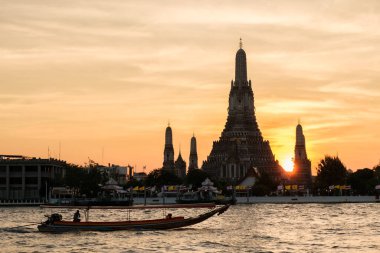 Wat Arun, Tayland 'da Chao Phraya Nehri kıyısında.