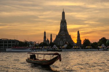 Wat Arun, Tayland 'da Chao Phraya Nehri kıyısında.