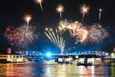 Chaopraya Nehri Bangkok, Tayland 'da Güzel Havai fişekler