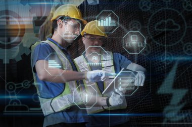 Mühendisler, fabrikadaki ai teknolojisi ile veri istatistiklerini görselleştirmek için Tablet kullanırlar..