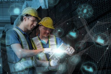 Mühendisler, fabrikadaki ai teknolojisi ile veri istatistiklerini görselleştirmek için Tablet kullanırlar..