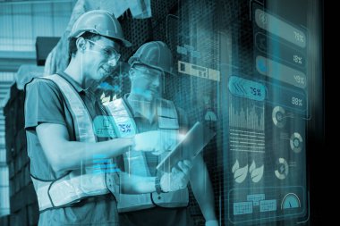 Mühendisler, fabrikadaki ai teknolojisi ile veri istatistiklerini görselleştirmek için Tablet kullanırlar..