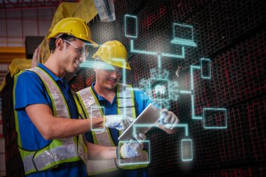 Mühendisler, fabrikadaki ai teknolojisi ile veri istatistiklerini görselleştirmek için Tablet kullanırlar..