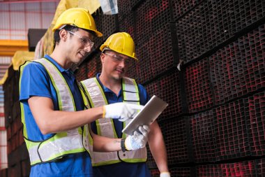 Mühendis ekibi fabrikada çalışıyor..