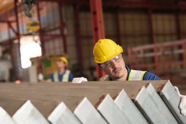 Mühendis ekibi fabrikada çalışıyor..