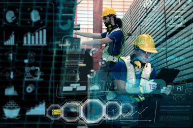 Güvenlik elbiseli ve kasklı mühendisler fabrikada çalışıyor.