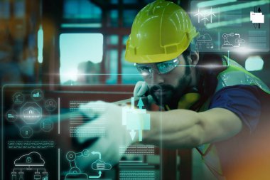 Güvenlik elbiseli ve kasklı mühendisler fabrikada çalışıyor.