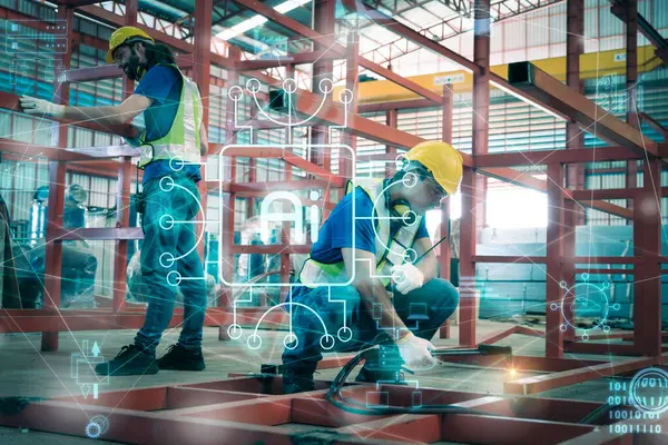 Güvenlik Elbiseli Kasklı Mühendisler Fabrikada Çalışıyor - Stok İmaj
