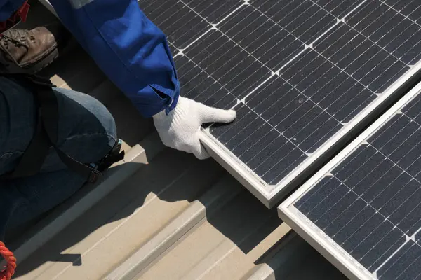 Μηχανικοί Εργαζόμενοι Εγκαθιστούν Και Επιθεωρούν Ηλιακό Κύτταρο Στην Οροφή Του Φωτογραφία Αρχείου