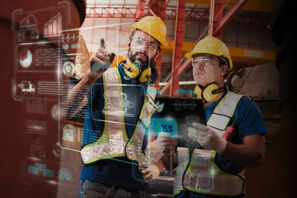 Güvenlik Elbiseli Kasklı Mühendisler Fabrikada Çalışıyor Stok Fotoğraf