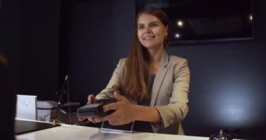 Turistler otel odalarını ödemek için kredi kartı kullanıyorlar..