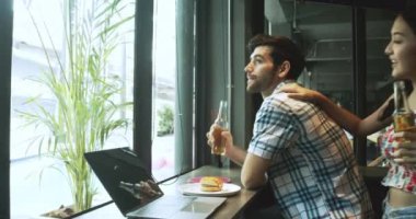 Birkaç turist otelde kantinde brunch yapıyor.