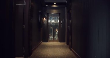 Turistler odada oturup dinlenirler..