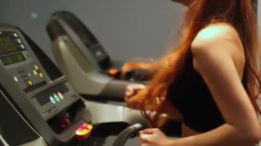 Spor salonundaki spor salonunda egzersiz yapan genç bir kadın.