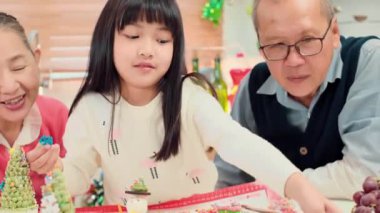 Mutlu Asyalı aile Noel 'i hazırlamak ve yeni yılı kutlamak için vakit geçiriyor.. 